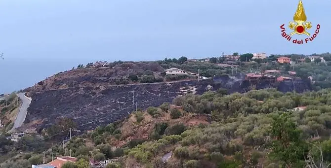 Incendi nel Vibonese, fiamme vicine alle case e linea ferroviaria interrotta