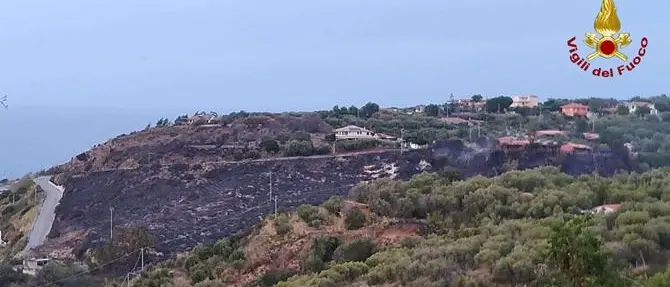 Incendi nel Vibonese, fiamme vicine alle case e linea ferroviaria interrotta