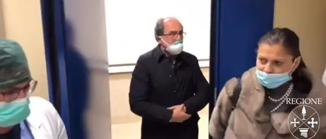 «In Calabria c’è solo il rischio d’ingrassare». Su obbligo mascherine vacilla credibilità Santelli