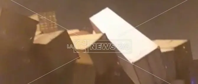 Porto Gioia Tauro, forte vento e pioggia battente: pile container crollate e attività sospese