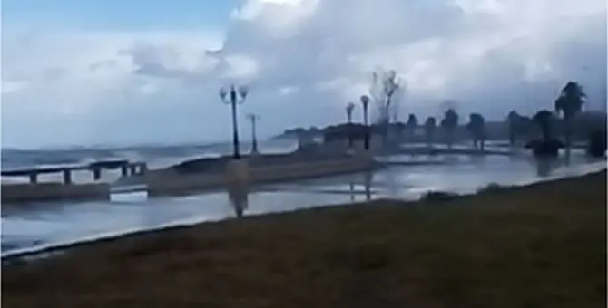 Maltempo, raffiche di vento e piogge sul lungomare di Nocera Terinese