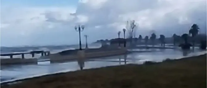 Maltempo, raffiche di vento e piogge sul lungomare di Nocera Terinese