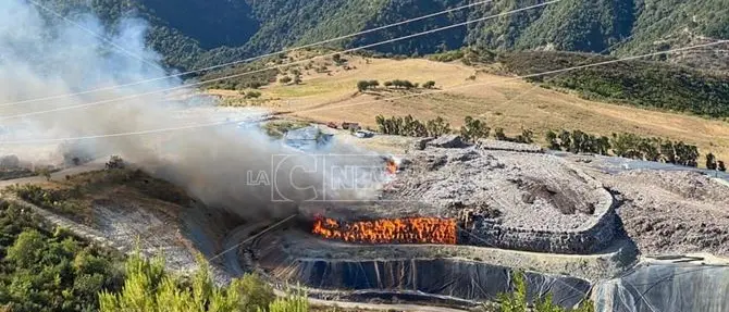 San Giovanni in Fiore, incendio nella discarica di Vetrano: in arrivo i mezzi aerei
