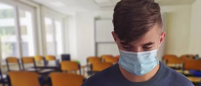Gli occhi tristi degli studenti nella scuola dell’era Covid
