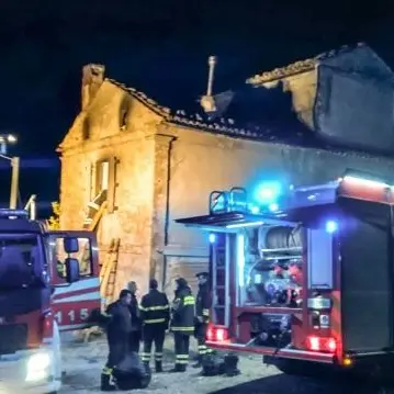 Incendio distrugge casolare ad Acri, salvi i due occupanti