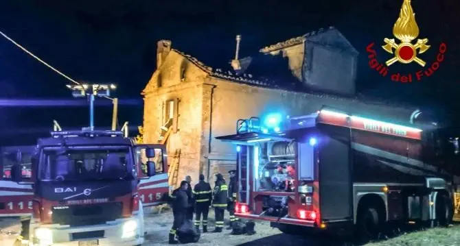 Incendio distrugge casolare ad Acri, salvi i due occupanti