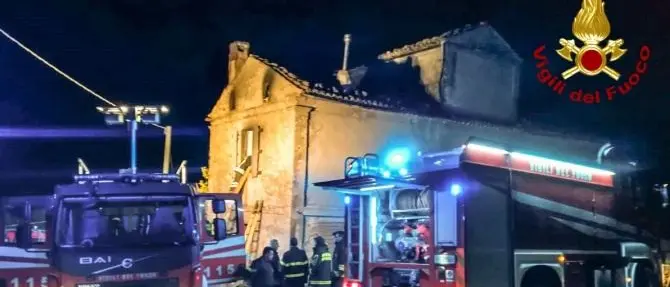 Incendio distrugge casolare ad Acri, salvi i due occupanti