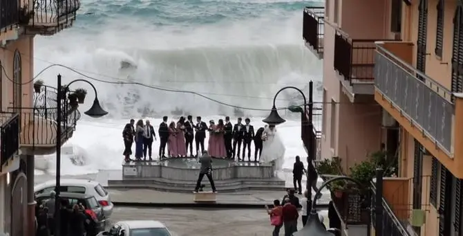 Sposi davanti al mare in tempesta, lo scatto diventa virale: parla il fotografo… fotografato