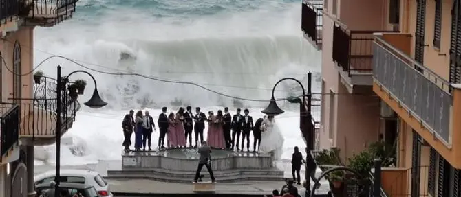 Sposi davanti al mare in tempesta, lo scatto diventa virale: parla il fotografo… fotografato