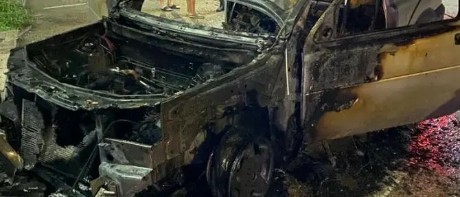 Corigliano-Rossano, incendiata l’auto del titolare di una scuola guida