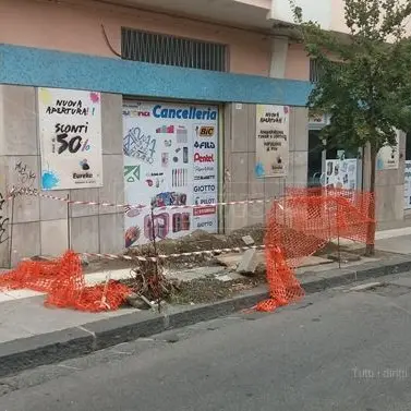 Cosenza, cantiere infinito davanti l'ingresso di una cartoleria
