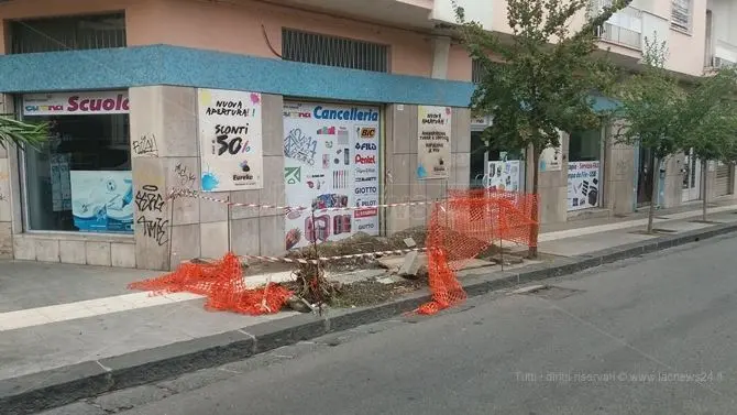 Cosenza, cantiere infinito davanti l'ingresso di una cartoleria