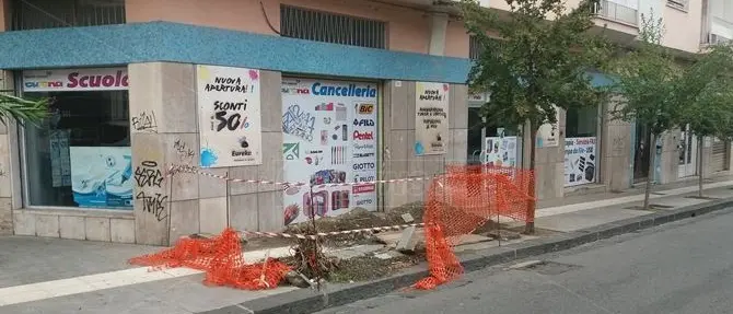 Cosenza, cantiere infinito davanti l'ingresso di una cartoleria