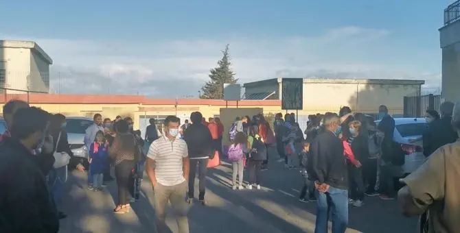 Corigliano-Rossano, a Piragineti protesta contro l’accorpamento delle classi