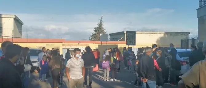 Corigliano-Rossano, a Piragineti protesta contro l’accorpamento delle classi