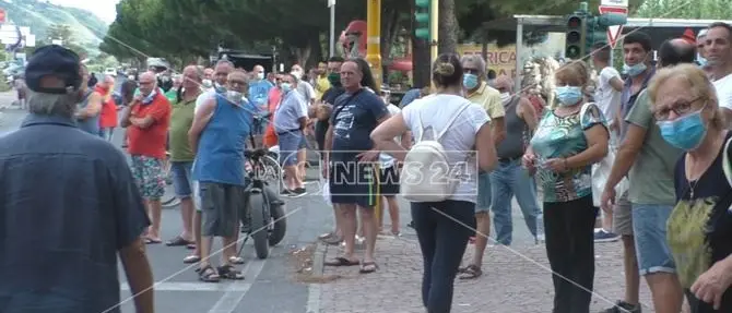 Coronavirus Amantea: «Troppi casi tra migranti». I commercianti vanno in Procura