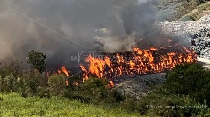 San Giovanni in Fiore, rogo nella discarica: i carabinieri indagano sulle cause