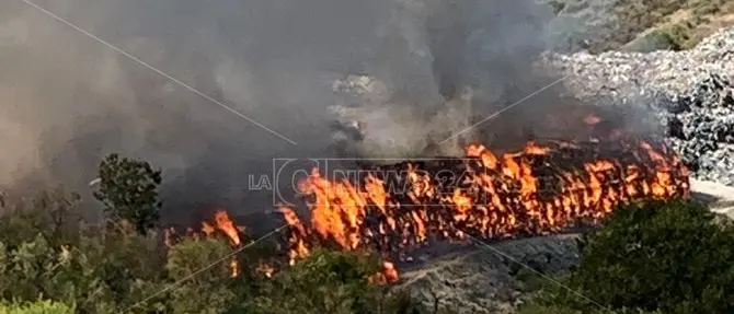 San Giovanni in Fiore, rogo nella discarica: i carabinieri indagano sulle cause