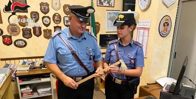 Roggiano Gravina, colpi d'ascia contro il fratello: arrestato un 54enne