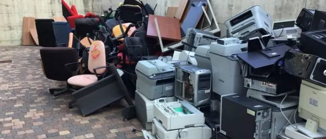 Rifiuti ammassati alla Cittadella regionale: «Anche vecchi pc e stampanti gettati all’esterno»