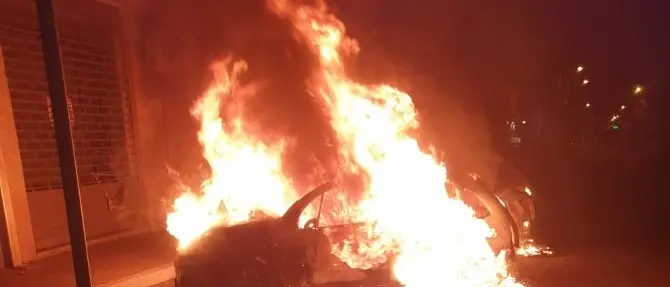 Corigliano-Rossano, quattro auto e una moto incendiate nella notte