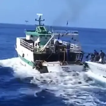 Peschereccio tunisino sperona motovedetta: la Gdf di Vibo apre il fuoco