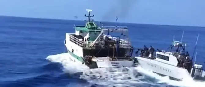 Peschereccio tunisino sperona motovedetta: la Gdf di Vibo apre il fuoco