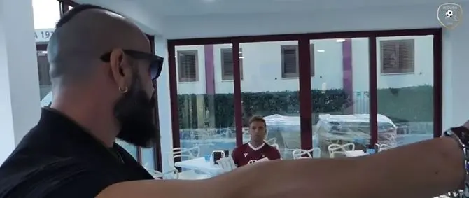 Reggina calcio, video choc sulla pagina ufficiale: simulato omicidio per presentare il calciatore Cionek