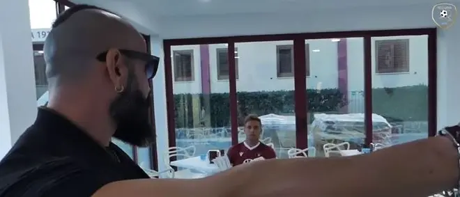 Reggina calcio, video choc sulla pagina ufficiale: simulato omicidio per presentare il calciatore Cionek