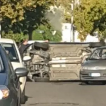 Corigliano-Rossano, incidente in pieno centro: ferita una donna