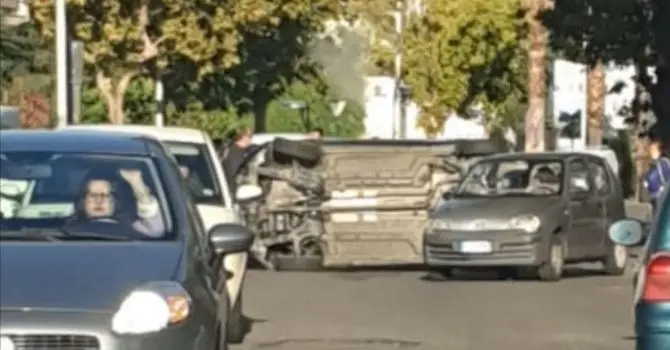 Corigliano-Rossano, incidente in pieno centro: ferita una donna