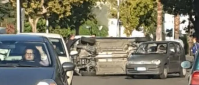 Corigliano-Rossano, incidente in pieno centro: ferita una donna