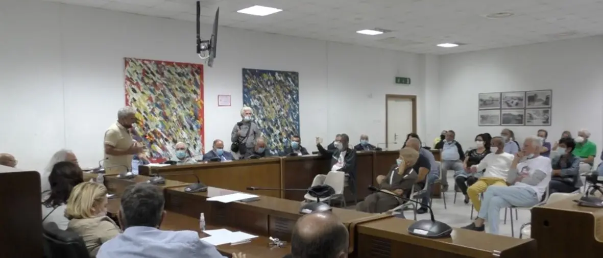 Emergenza rifiuti, Locride in cerca di soluzioni dopo l’incendio nella discarica di Siderno