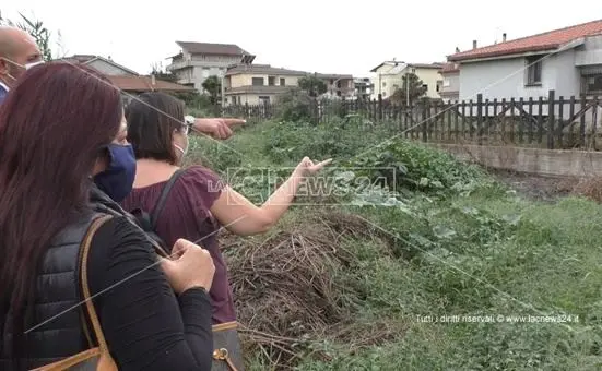 Gioia Tauro, l'ex Camera di commercio è diventata una “fogna”: scoppia la rabbia dei cittadini