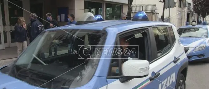 Orrore a Catanzaro, disabile costretto a vivere tra rifiuti ed escrementi: denunciata la sorella