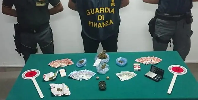 Droga a Crotone, smantellata piazza di spaccio davanti a un oratorio