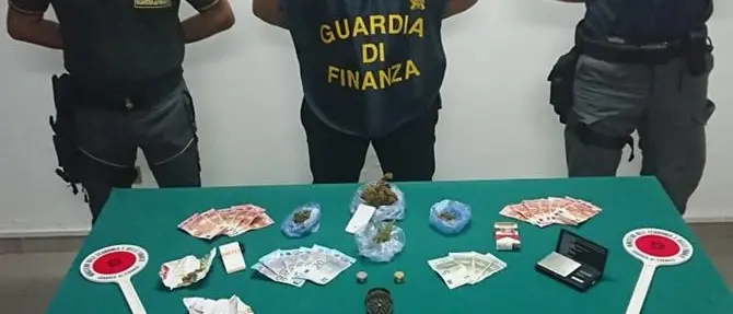 Droga a Crotone, smantellata piazza di spaccio davanti a un oratorio