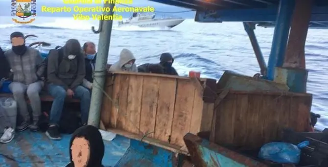 Traffico di migranti: la Gdf ferma 8 presunti scafisti tra Crotone e Reggio Calabria