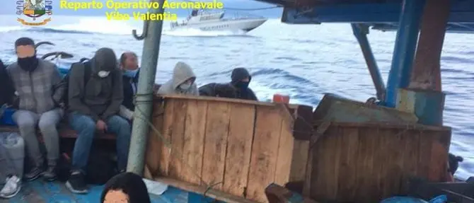Traffico di migranti: la Gdf ferma 8 presunti scafisti tra Crotone e Reggio Calabria