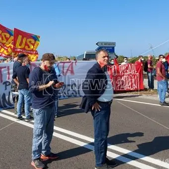 Precariato, centinaia di lavoratori manifestano a Lamezia: «Vogliamo diritti e lavoro»