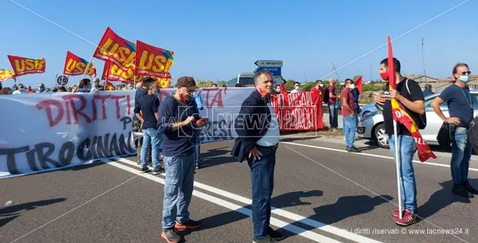 Precariato, centinaia di lavoratori manifestano a Lamezia: «Vogliamo diritti e lavoro»