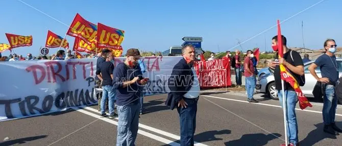 Precariato, centinaia di lavoratori manifestano a Lamezia: «Vogliamo diritti e lavoro»