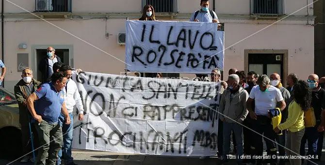 Precariato, a Castrovillari in piazza i tirocinanti chiedono la stabilizzazione