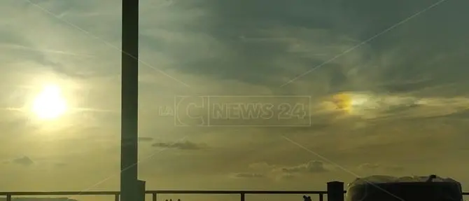 Nei cieli vibonesi appaiono due soli: la magia del parelio al tramonto