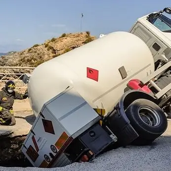 Diamante, autocisterna finisce in una voragine sul lungomare
