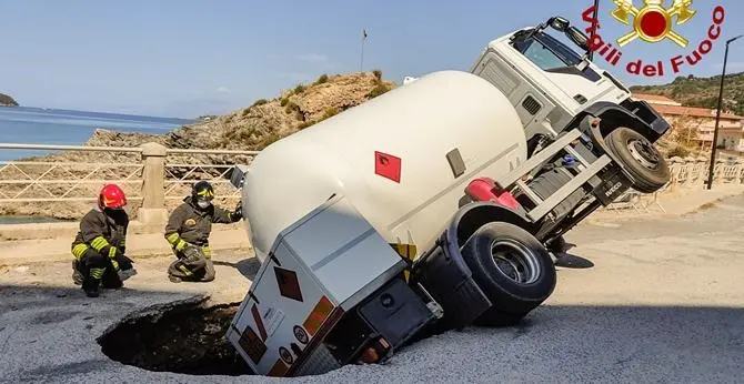 Diamante, autocisterna finisce in una voragine sul lungomare