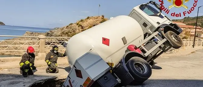 Diamante, autocisterna finisce in una voragine sul lungomare