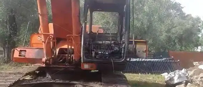 Ancora nel mirino un escavatore di una ditta di Palmi danneggiato da un incendio