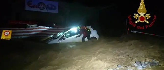 Il maltempo flagella il Nord Italia, morto un vigile del fuoco