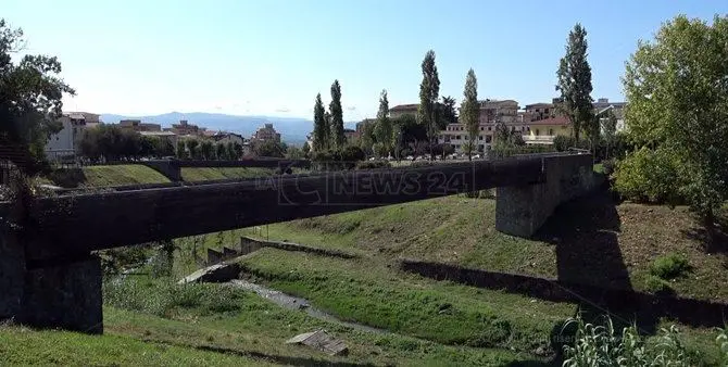 Lamezia, metà del parco fluviale in rovina per colpa di due ponti abbandonati